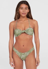 Conjunto de bikini verde con estampado que incluye un top bandeau con detalle de nudo y tirantes ajustables, y braguitas de corte alto con una textura suave.