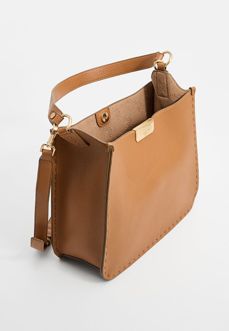 Braune Lederhandtasche mit strukturierter Oberfläche, ausgestattet mit einem kurzen Griff und goldenen Hardware-Akzenten. Strukturierte Form mit sichtbaren Steppnähten.
