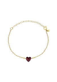 Pulsera de cadena de oro con una gema en forma de corazón rojo en el centro, flanqueada por dos pequeñas cuentas de oro, con un cierre seguro.