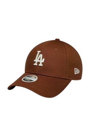 Casquette de baseball marron avec logo LA brodé en blanc sur le devant et une visière courbée, vue légèrement de profil sur fond blanc.