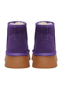Bottines en daim violet avec doublure douce, talon renforcé et semelle en caoutchouc marron. Comprend une languette pour un enfilage facile.