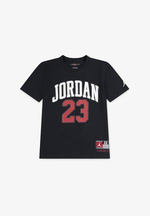 Schwarzes Baumwoll-T-Shirt mit fettem weißem "JORDAN"-Schriftzug und rotem "23"-Grafik. Enthält ein Seitenetikett mit roten und schwarzen Details.