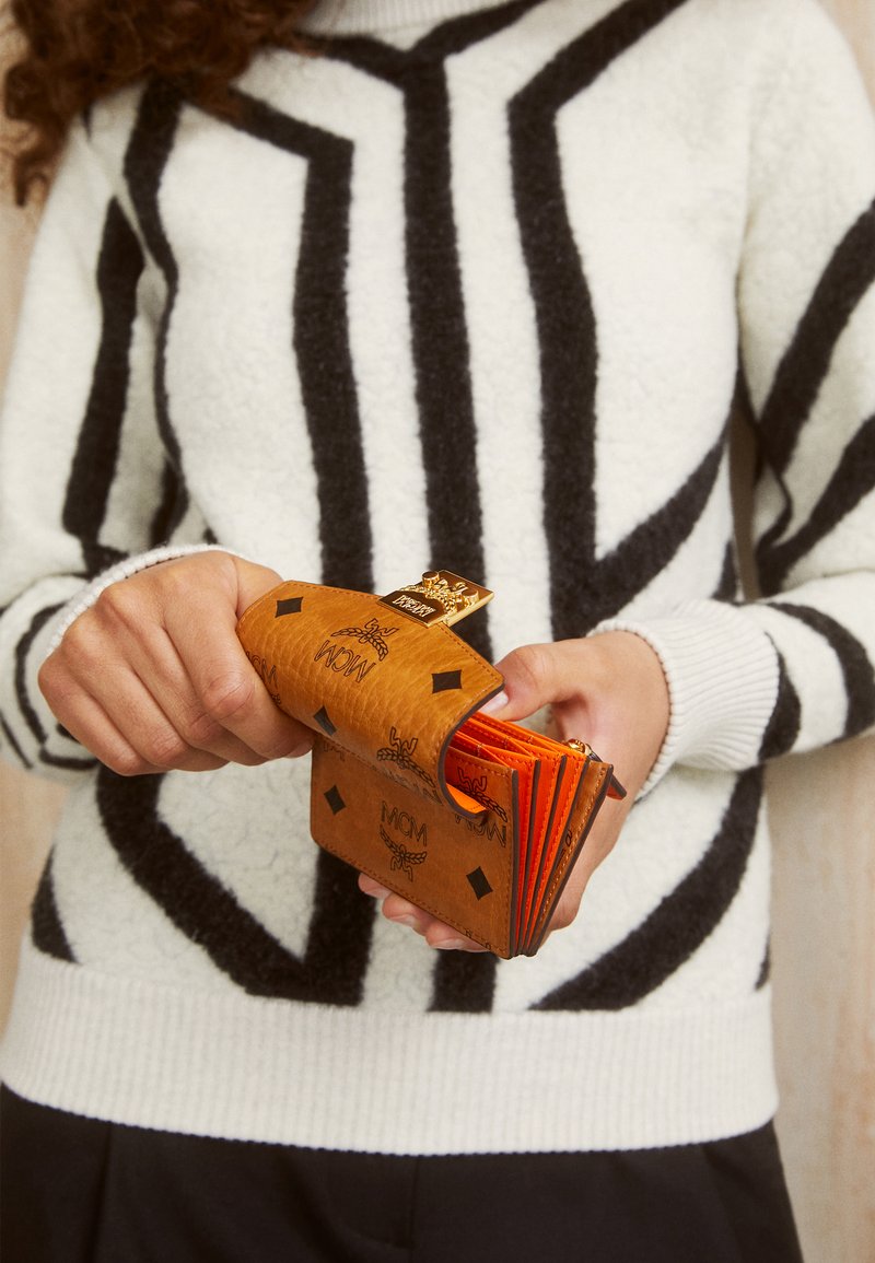MCM ACCORDION CARD HOLDER FLAP Peněženka cognac/koňaková Zalando.cz