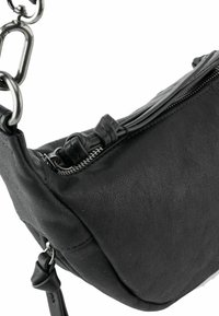 Borsa a spalla in pelle nera con superficie texture, dotata di chiusura con zip e tracolla a catena. Accentuata da dettagli in pelle intrecciata.