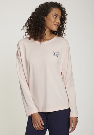 Helles rosa Langarm-T-Shirt aus weicher Baumwolle mit 'LOVE'-Druck in Marineblau und floralem Design auf der linken Brust, Rundhalsausschnitt und lockerer Passform.