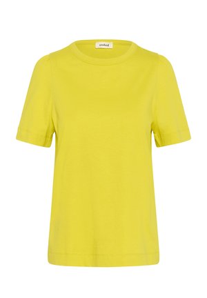 T-shirt jaune à manches courtes en coton doux. Il présente un col rond et des détails froncés subtils aux épaules. Texture lisse.