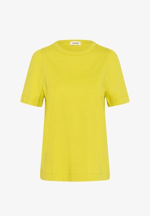 T-shirt jaune à manches courtes en coton doux. Il présente un col rond et des détails froncés subtils aux épaules. Texture lisse.