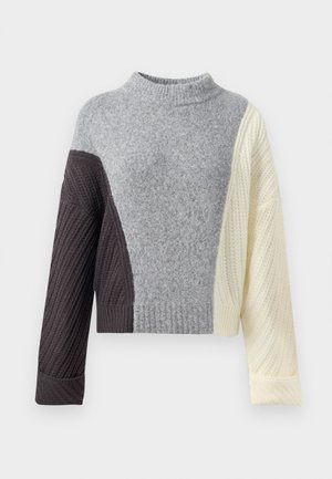 Maglione lavorato a maglia grossa con design a blocchi di colore in grigio, marrone scuro e crema, caratterizzato da un collo alto e polsini e orlo a coste.
