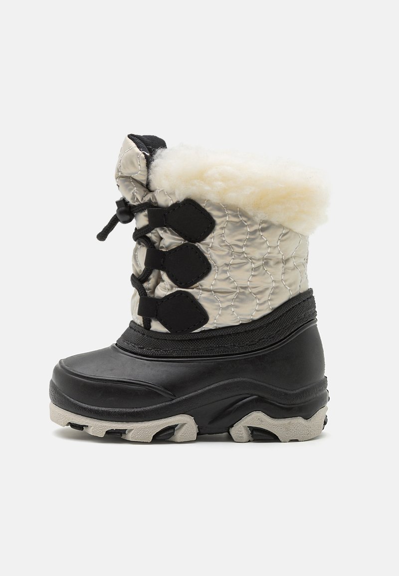 Botte d’hiver isolante pour enfant avec semelle en caoutchouc noire, dessus en tissu matelassé beige, crochets pour lacets noirs et doublure en fausse fourrure crème.