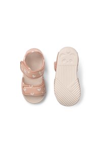 Φωτεινά ροζ σανδάλια με λευκά μοτίβα καρδιών, διπλά λουράκια με βέλκρο και υφή στις σόλες. Κατασκευασμένα από μαλακό, ευέλικτο υλικό για άνεση.