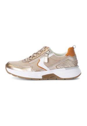 Beige sneakers met metalen gouden accenten, witte zool en oranje details. Beschikt over een ritssluiting en een geperforeerd ontwerp aan de zijkanten.