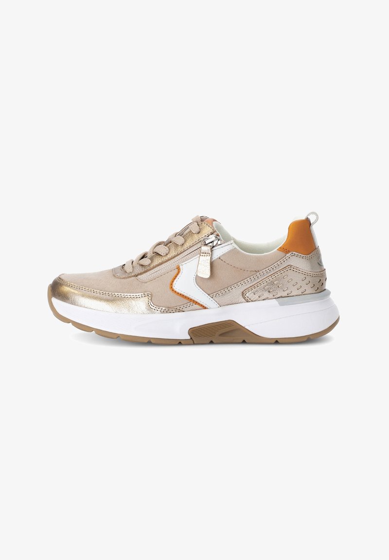 Beige sneakers met metalen gouden accenten, witte zool en oranje details. Beschikt over een ritssluiting en een geperforeerd ontwerp aan de zijkanten.