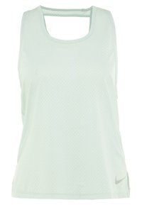 Camiseta deportiva sin mangas de color verde menta claro, fabricada con tejido de malla transpirable. Presenta un logo plateado en el dobladillo.
