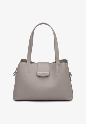 Sac à main structuré gris avec deux bretelles, fermeture à rabat, poches latérales zippées et surface en cuir texturé.