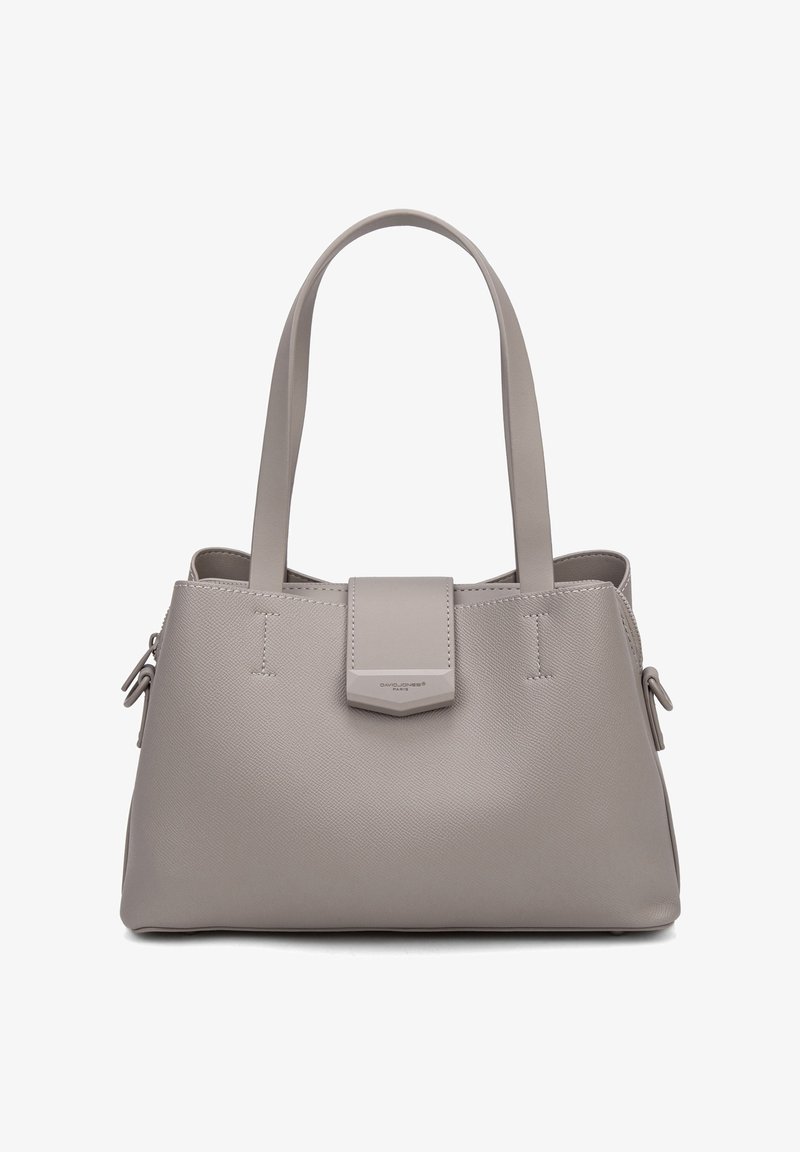 Sac à main structuré gris avec deux bretelles, fermeture à rabat, poches latérales zippées et surface en cuir texturé.