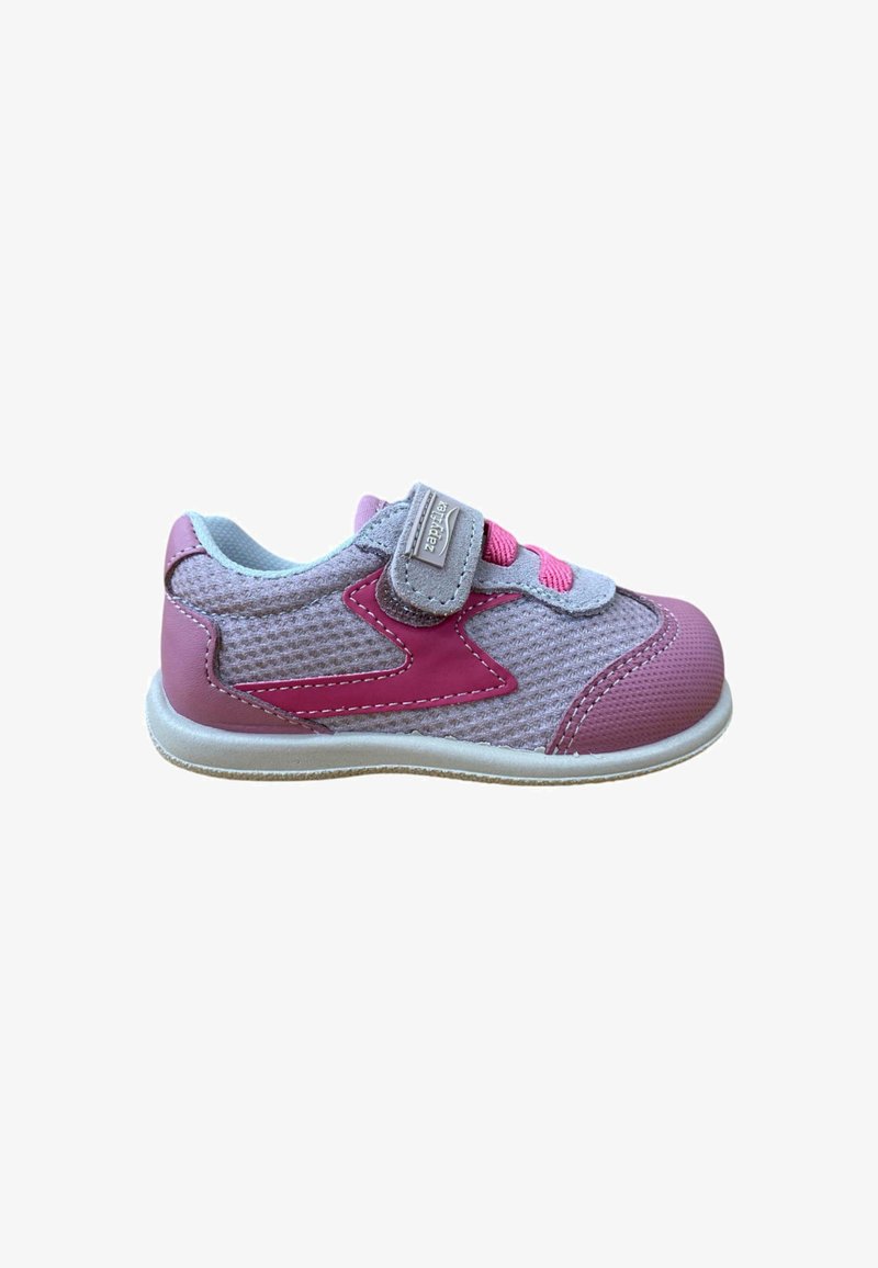 Zapatillas infantiles en rosa y gris con parte superior de malla, acentos sintéticos, correa de velcro y cordones rosas. Punta redondeada y suela texturizada.