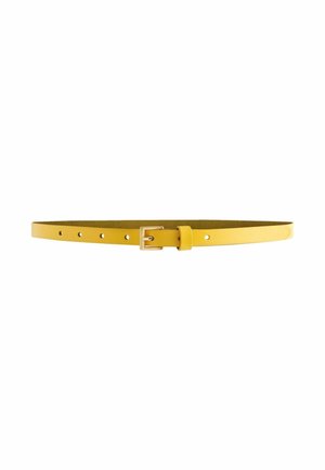 Ceinture en cuir jaune avec une petite boucle dorée et plusieurs trous de réglage sur fond blanc.
