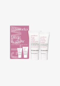 Thisworks Prep & Glow sæt har en pink æske og to hvide rør, Perfect Legs Skin Miracle og Perfect Heels Rescue Balm, med detaljerede etiketter.
