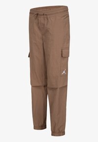Cargo bukser i lys brun, lett stoff; har elastisk midjebånd, oppbrettede hemmer, og en sidelomme med en hvit logo.