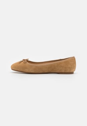 Wildleder-Ballerinas in Hellbraun mit runder Spitze, kleinem Schleifendetail an der Vorderseite und weichem Innenfutter. Flache Sohle für Komfort.