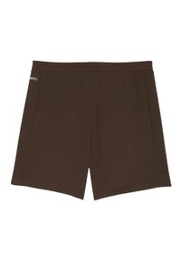 Bruna sportshorts gjorda av lättviktsmaterial, med en texturerad yta, elastisk midja och en liten logga i det övre vänstra hörnet.