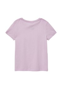 Lila T-shirt met korte mouwen van zachte katoen. Heeft een ronde halslijn en een eenvoudig, ongecompliceerd ontwerp met een gladde textuur.