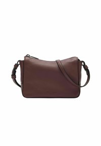 Ciemnobordowa skórzana torba na ramię o gładkiej fakturze, z zamkiem błyskawicznym, regulowanym paskiem i subtelnym tłoczeniem logo na przedniej stronie.