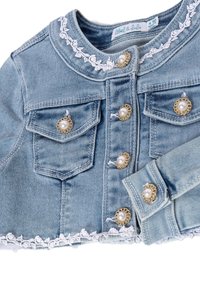 Giacca di jeans di colore azzurro chiaro con rifiniture in pizzo bianco, bottoni color oro con accenti di perle, due tasche frontali e design con colletto.