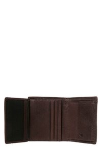 Portafoglio in pelle marrone con finitura texture, dotato di più slot per carte, uno slot in rete e un ampio scomparto per le banconote.