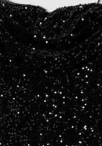 Czarna aksamitna tkanina gęsto pokryta małymi, błyszczącymi czarnymi cekinami, tworzącymi efekt błyszczącej struktury.