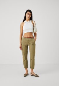ONLY Petite ONLBIANA BELT - Chino hlače - dried herb