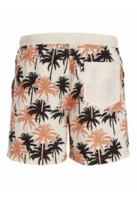 Costumi da bagno da uomo con una base crema, caratterizzati da una stampa di palme in nero e pesca. Vita elastica e una singola tasca posteriore.