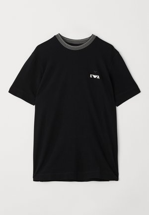 Camiseta de algodón negra con mangas cortas, que presenta un cuello de canalé a rayas y un pequeño logo blanco en el pecho. Corte estándar.