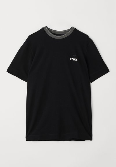 T-shirt en coton noir à manches courtes, avec un col en rib et rayé et un petit logo blanc sur la poitrine. Coupe classique.