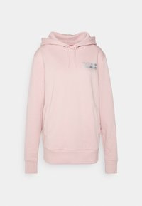 Jasnoróżowa bluza z kapturem, wykonana z miękkiego materiału. Posiada sznurek w kapturze, kieszeń z przodu, ściągacze przy rękawach oraz nadrukowane logo na piersi.