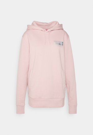 Hoodie rose clair en tissu doux. Avec une capuche à cordon, une poche frontale, des poignets côtelés et un logo imprimé sur la poitrine.