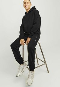 Jack & Jones COMFORT FIT - Pantaloni sportivi - black