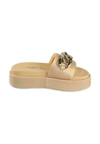 Sandalo scivoloso beige con una parte superiore in sintetico liscio, caratterizzato da un dettaglio decorativo a catena metallica dorata sulla fascia e una suola spessa.