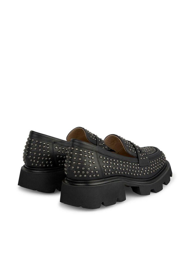 Czarne skórzane mokasyny ozdobione metalowymi ćwiekami, z grubą, teksturowaną podeszwą i klasycznym krojem bez sznurówek.