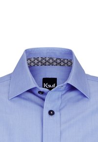 Camicia blu chiaro realizzata in tessuto lucido con colletto classico, bottoni scuri e una fodera a motivi blu navy all'interno del colletto.