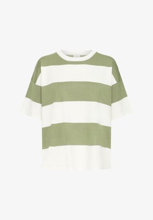 Rövid ujjú, dobozos szabású póló széles olívazöld és fehér csíkokkal. Puha kötött anyagból készült, kerek nyakkal és laza szabással.