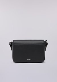 Borsa a tracolla in pelle nera con forma strutturata, pattina pieghevole, accessori in argento e un design minimalista che presenta un logo nella parte inferiore.