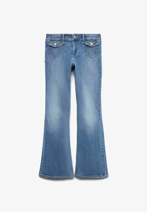 Jean évasé bleu clair en denim avec une finition délavée. Comprend des poches avant et arrière, des boutons en cuivre et une taille droite.