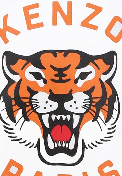 Graphique de tigre avec des rayures orange et noires, montrant clairement les dents et la langue rouge. Texte "KENZO PARIS" en orange gras en haut et en bas.