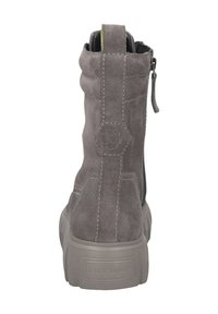 Graue Wildlederstiefelette mit runder Zehenform, strukturierten Oberflächen, gepolstertem Schaft und Reißverschluss an der Seite. Logo auf der Ferse eingestanzt.