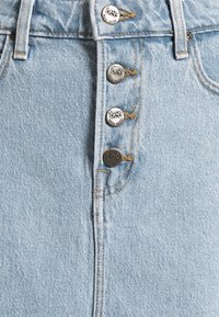 Helle blaue Jeansrock mit hoher Taille, vier silbernen Knöpfen, die mit "Lee" graviert sind, und kontrastierenden Nähten entlang der Nähte.