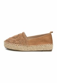 Zapato tipo alpargata en color tostado con parte superior de tejido de ganchillo texturizado, entresuela de cuerda de yute y acento de talón de cuero liso.