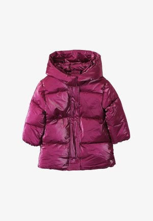 Magenta Steppjacke mit glänzender, gesteppten Oberfläche, Kapuze und kurzen Ärmeln. Sie verfügt über einen frontalen Reißverschluss und eine lässige Passform.