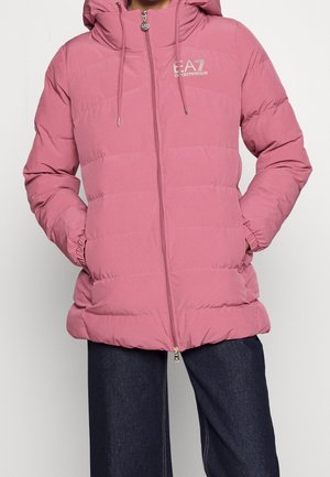 Gepolsterte pinke Jacke mit Kapuze, verfügt über einen Reißverschluss, elastische Bündchen und ein Logo auf der Brust; die gesteppte Textur sorgt für Details.