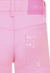 Roze denim shorts met een gestructureerd oppervlak, voorzien van een achterzak versierd met pailletten en een logo-label op de tailleband.